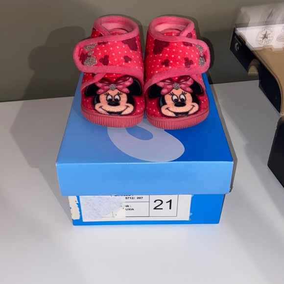 Minnie Mouse fuschia slippers - Picture 2 of 5